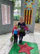 Возложение цветов к мемориалу погибших воинов в Великой Отечественной войне 1941-1945г.