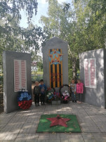 Возложение цветов к памятнику Советским воинам Возложение цветов к памятнику Советским воинам.
